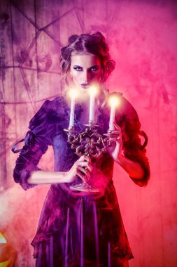 tehlikeli görünümlü kız