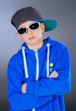 Çocuk spor kıyafetli