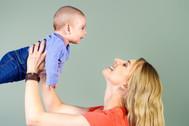 gülümseyen mutlu dadı