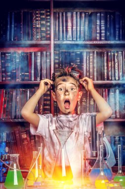 Laboratuvarda deneyler yapıyor bir çocuk.