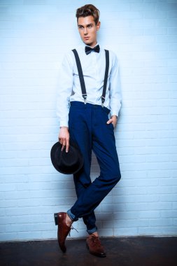 şık bir model genç adam