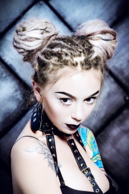 agresif bir görünüm. BDSM.