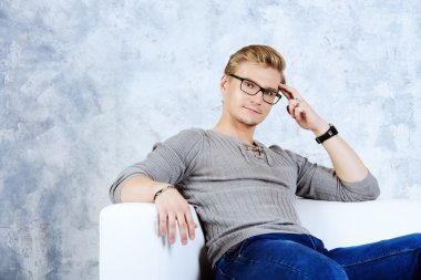 kanepede oturan adam rahat.