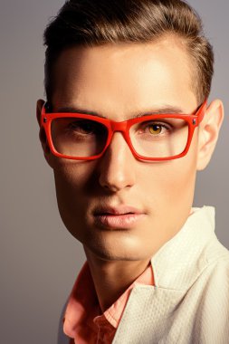 zarif kırmızı gözlük.