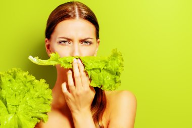 sebze sağlığa. Oldukça neşeli genç kadın