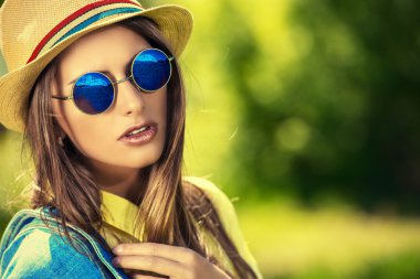 şapka ve güneş gözlüğü