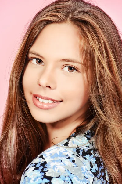 hoş bir gülümseme. Modern genç nesil.