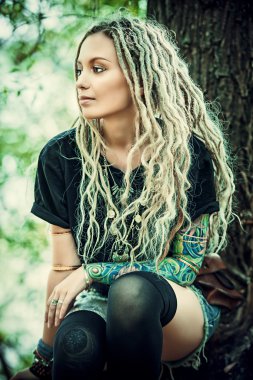 uzun dreadlocks. Romantik boho tarzı kız