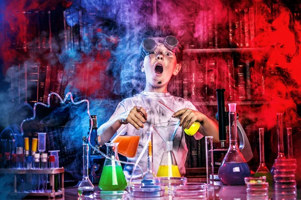 мужчина для опытов. химические опыты. дети химики. франкенштейн ученый арт. мужчина для опытов.