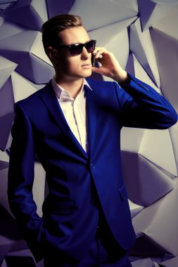 zarif klasik elbiseli genç adam