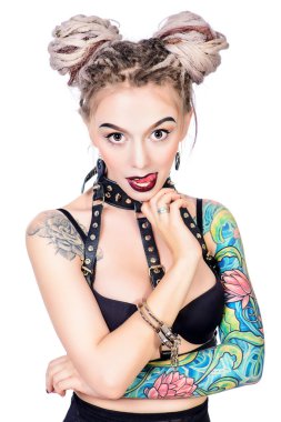 kadın dövme. Çekici genç kadın seksi iç çamaşırlarıyla çekici