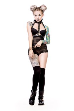 iç çamaşırı. Çekici genç kadın seksi iç çamaşırlarıyla çekici