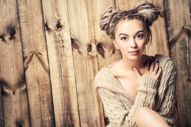 Sıcaklık. Olan dreadlocks saç modeli güzel kadın