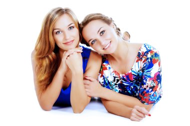 akrabalar. Birbirlerine sarılma ve gülümseyen iki güzel ikiz kardeşler