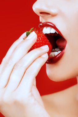 Cinsel dudaklar, kırmızı ruj.