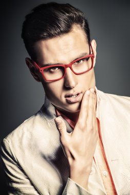 şehvetli adam. Studio moda vurdu.