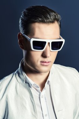 güneş gözlüğü tarzı. Studio moda vurdu.