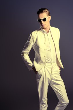 moda-monger. Studio moda vurdu.