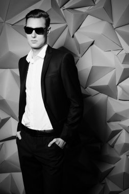 heybetli adam. Studio moda vurdu.