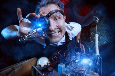 Steampunk bilim adamı. Simyacı. Cadılar Bayramı.