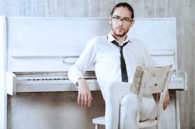 Beyaz piyano. Müzik konsepti.