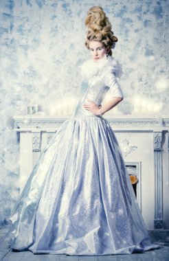 Onun kar sarayında buz kraliçesi.