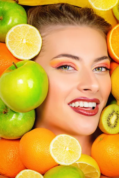 multifruits. Sağlıklı beslenme, suyu. Makyaj, kozmetik.