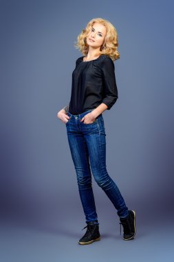 ince kız. Güzellik, moda. Makyaj, dumanlı gözler.