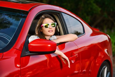 tvaveling. Mutlu genç kadın