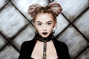 siyah lipsstick, saç modeli