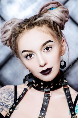 sarışın siyah gözleri ile