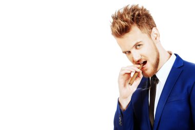 puro sigara. Erkek güzelliği, moda.