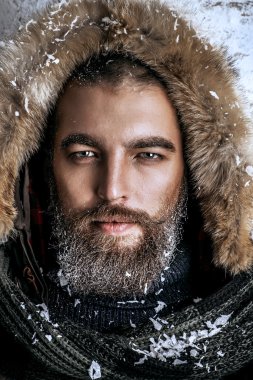 kış sezonu, sakallı acımasız adam