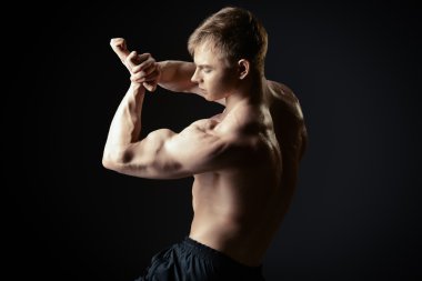 bir erkek vücut güzelliği