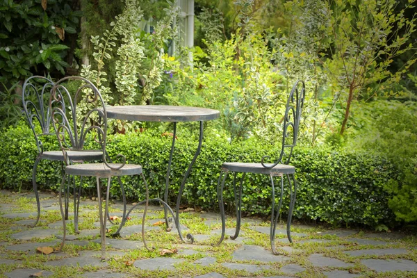 영국 정원에서 휴식 공간. — 스톡 사진