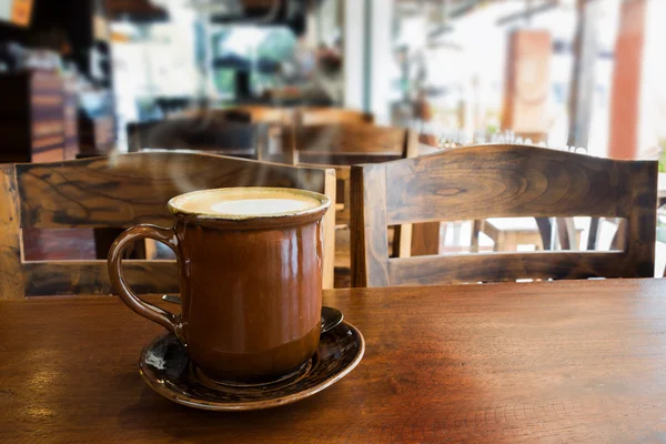 Filiżanka kawy na stole w kawiarni. — Zdjęcie stockowe