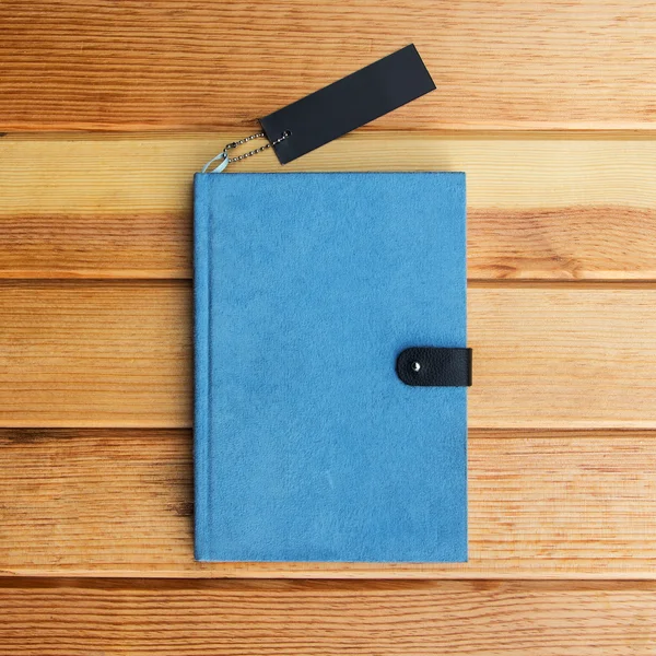 Carnet bleu sur table en bois pour fond — Photo