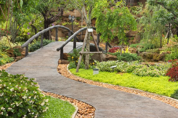 Paesaggio in giardino. Il sentiero nel giardino. — Foto Stock