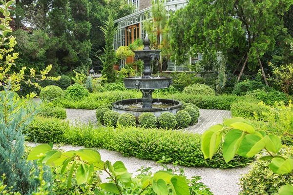 Nature background. Fountain in english garden design. — Stockfoto