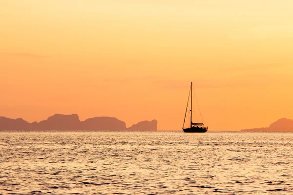 Velero en el océano al atardecer — Foto de Stock