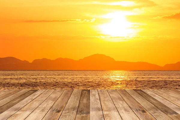 Perspectiva de terraço de madeira contra bela paisagem marinha ao pôr do sol — Fotografia de Stock