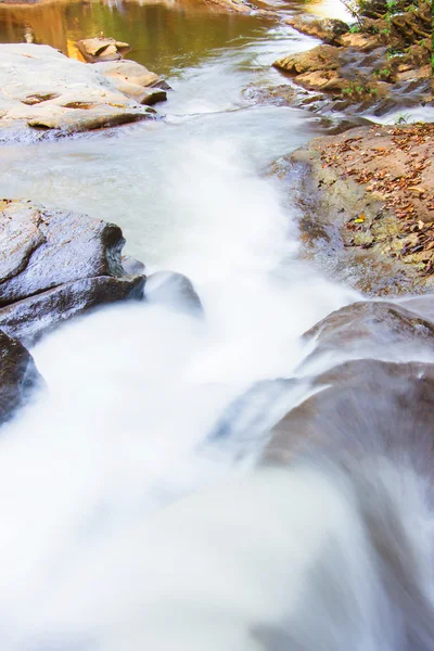 Langzeitbelichtung Wasserfall im Wald. — Stockfoto