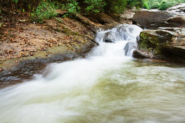 Langzeitbelichtung Wasserfall im Wald. — Stockfoto