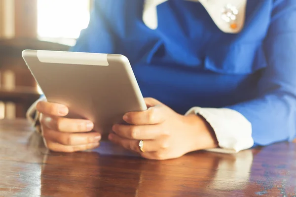 Frau benutzt Tablet-Computer im Café. Tablet im Fokus. — Stockfoto
