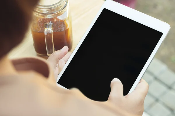 Frau benutzt Tablet-Computer und trinkt Kaffee — Stockfoto