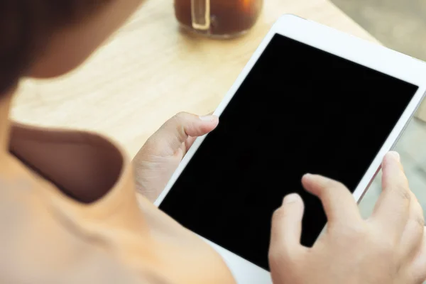 Mulher usando computador tablet e beber café — Fotografia de Stock