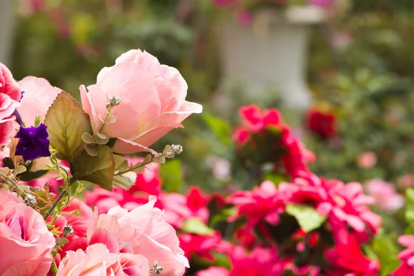 Konstgjorda blommor bukett ordna för dekoration i trädgården — Stockfoto