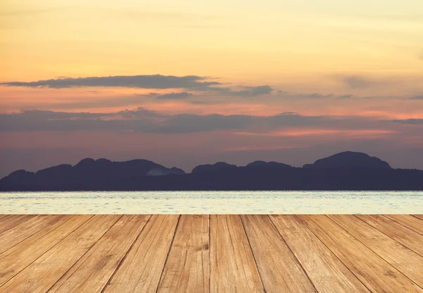 Perspektiva dřevěná terasa proti krásná krajina při západu slunce — Stock fotografie