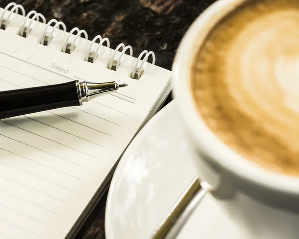 Abrir un cuaderno blanco en blanco, pluma y taza de café en mármol des — Foto de Stock