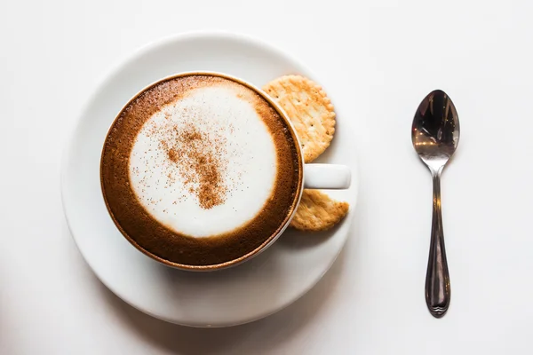 Tazza di caffè cappuccino con cracker isolato su backgrou bianco — Foto Stock